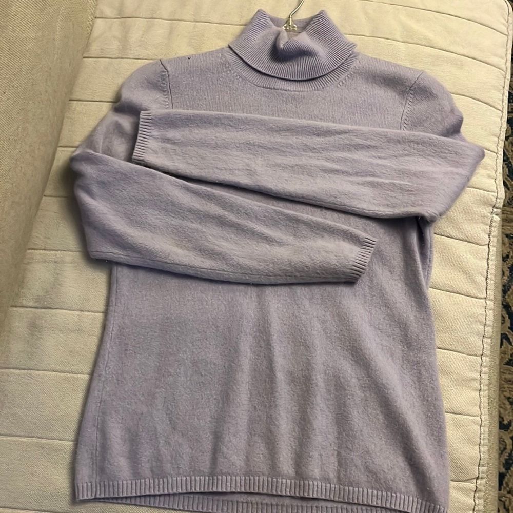 100% cashmere turtleneck . Size Medium. Pre loved condition.